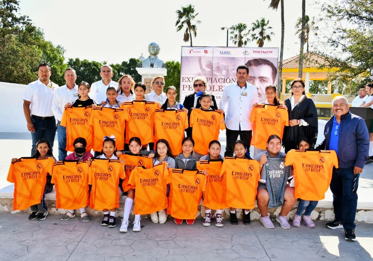 En apoyo a la educación y el deporte, el R. Ayuntamiento que preside el Dr. Moises Borjón Olvera realizaron la entrega de uniformes