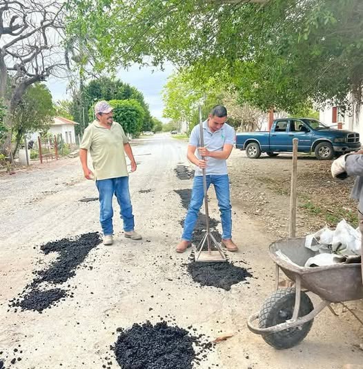 LA UNION HACE LA FUERZA, HABITANTES DE COMPUERTAS Y MOISES BORJON OLVERA, LOGRAN IMPORTANTE BACHEO DE SUS CALLES.