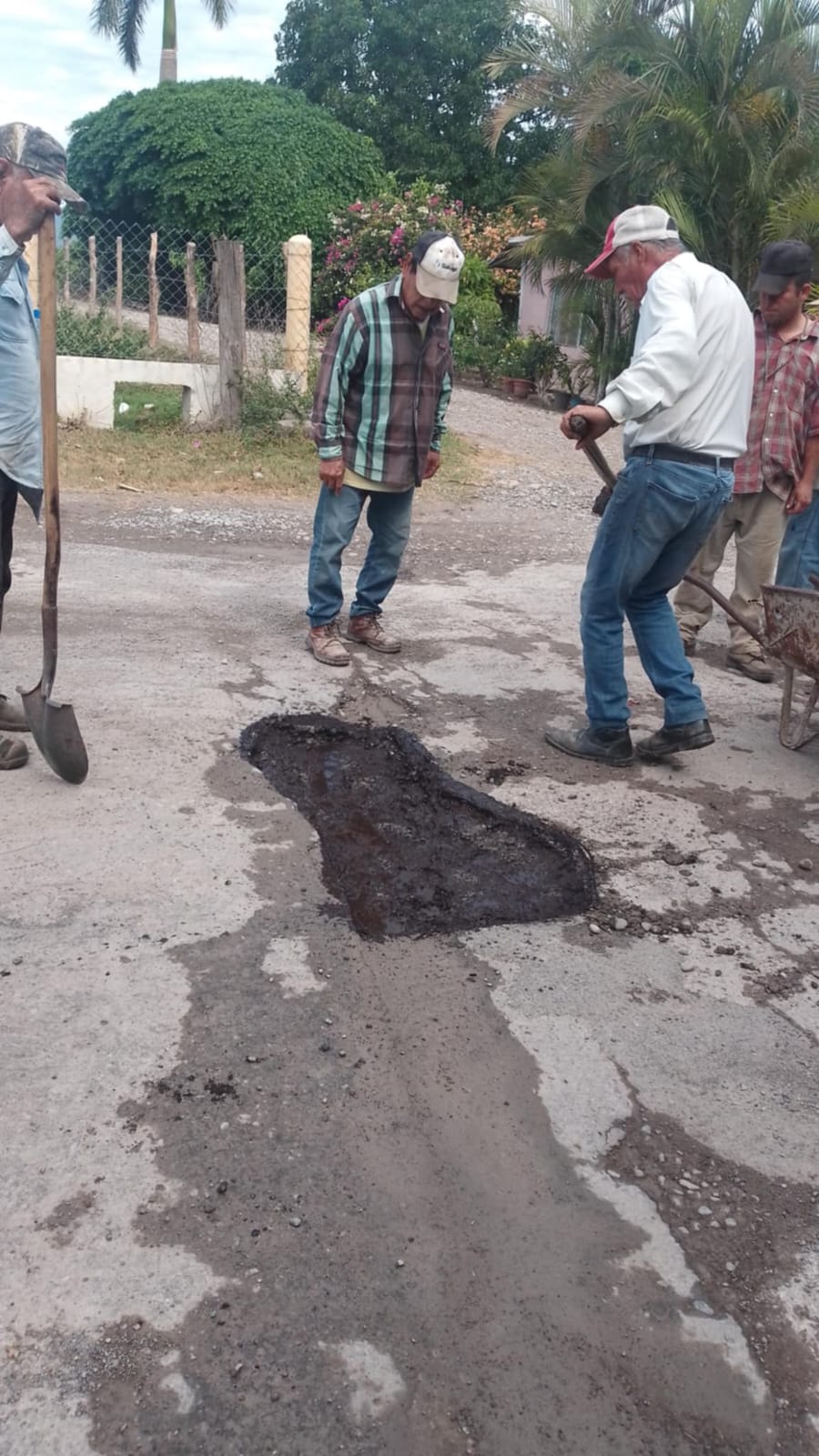 Ejidatarios de Pedro José Méndez, agradecen al alcalde Moisés Borjon Olvera, por Otorgar Asfalto para el Bacheo de las calles y su entrada principal.