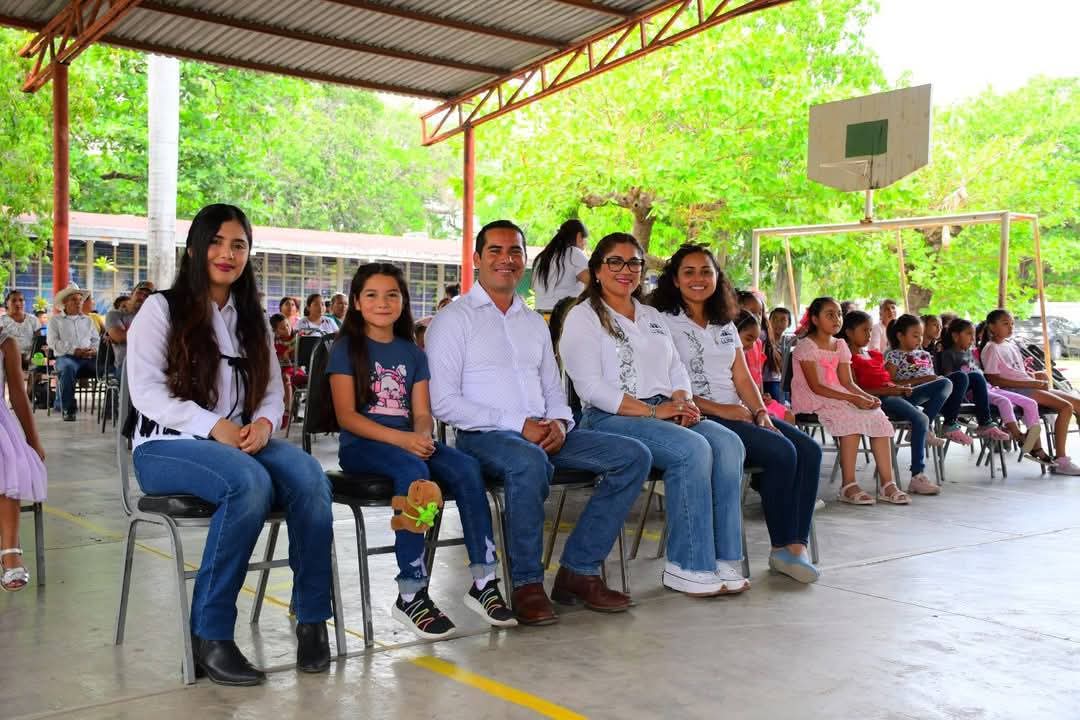 MOISES BORJON CONVIVE CON LOS NIÑOS Y NIÑAS DEL EJ. SAN ISIDRO Y EL ENCINO.