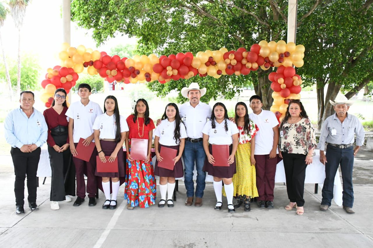 DISTINGUEN AL LIC. GRABIEL CABRERA VILLANUEVA COMO PADRINO DE LA GENERACION DE EGRESADO DE LA TELESECUNDARIA JOSEFINA BARRON OLAZAN.
