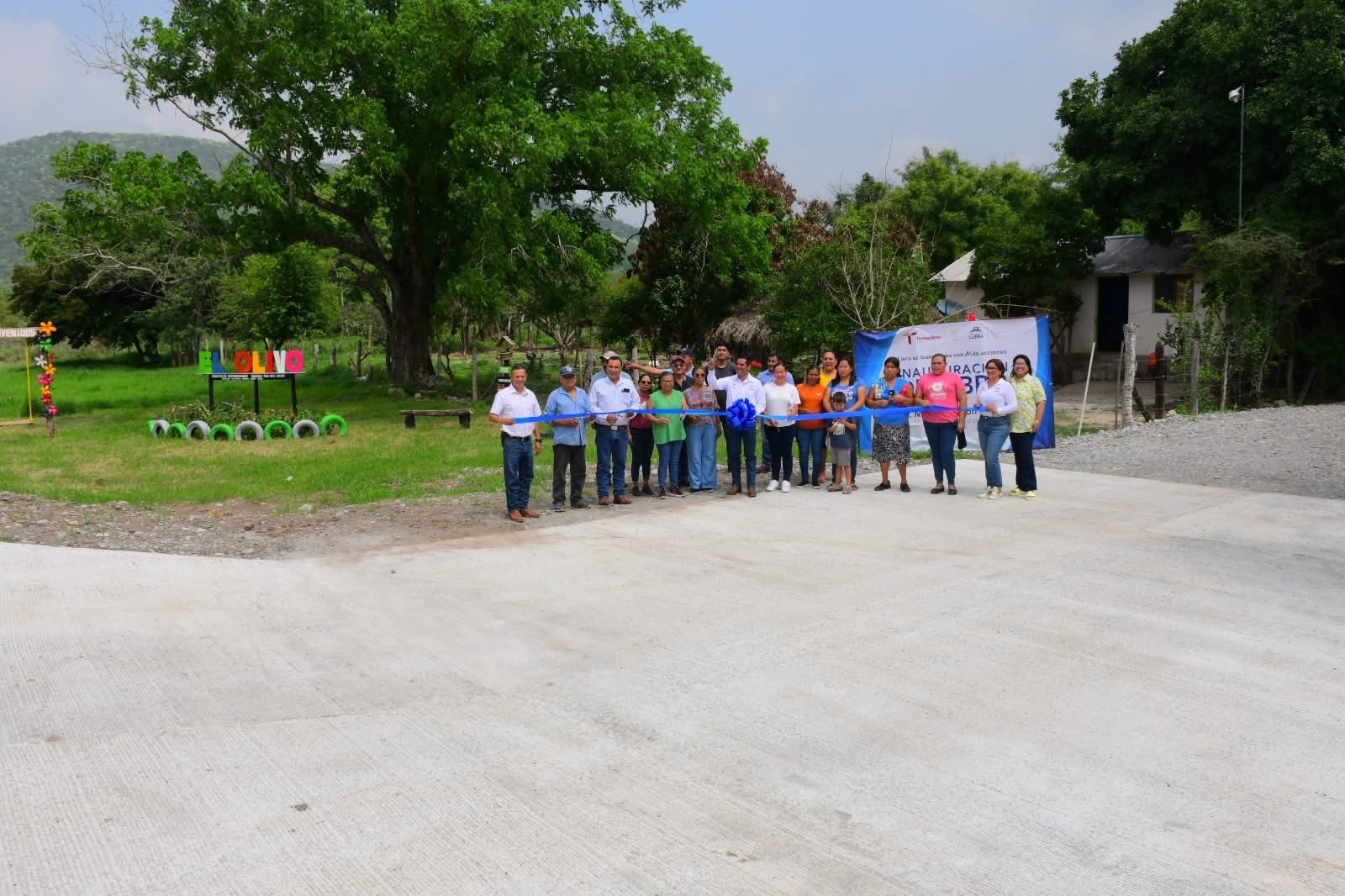 Intenso el trabajo de Moisés Borjón en Llera inicia rehabilitación del camino de acceso a la congregación El Olivo