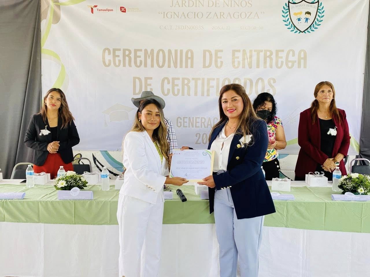 PUBLICO RECONOCIMIENTO A MARTHA ALICIA PONCE, MAESTROS Y ALUMNOS DEL KINDER IGNACIO ZARAGOZA EN LLERA.