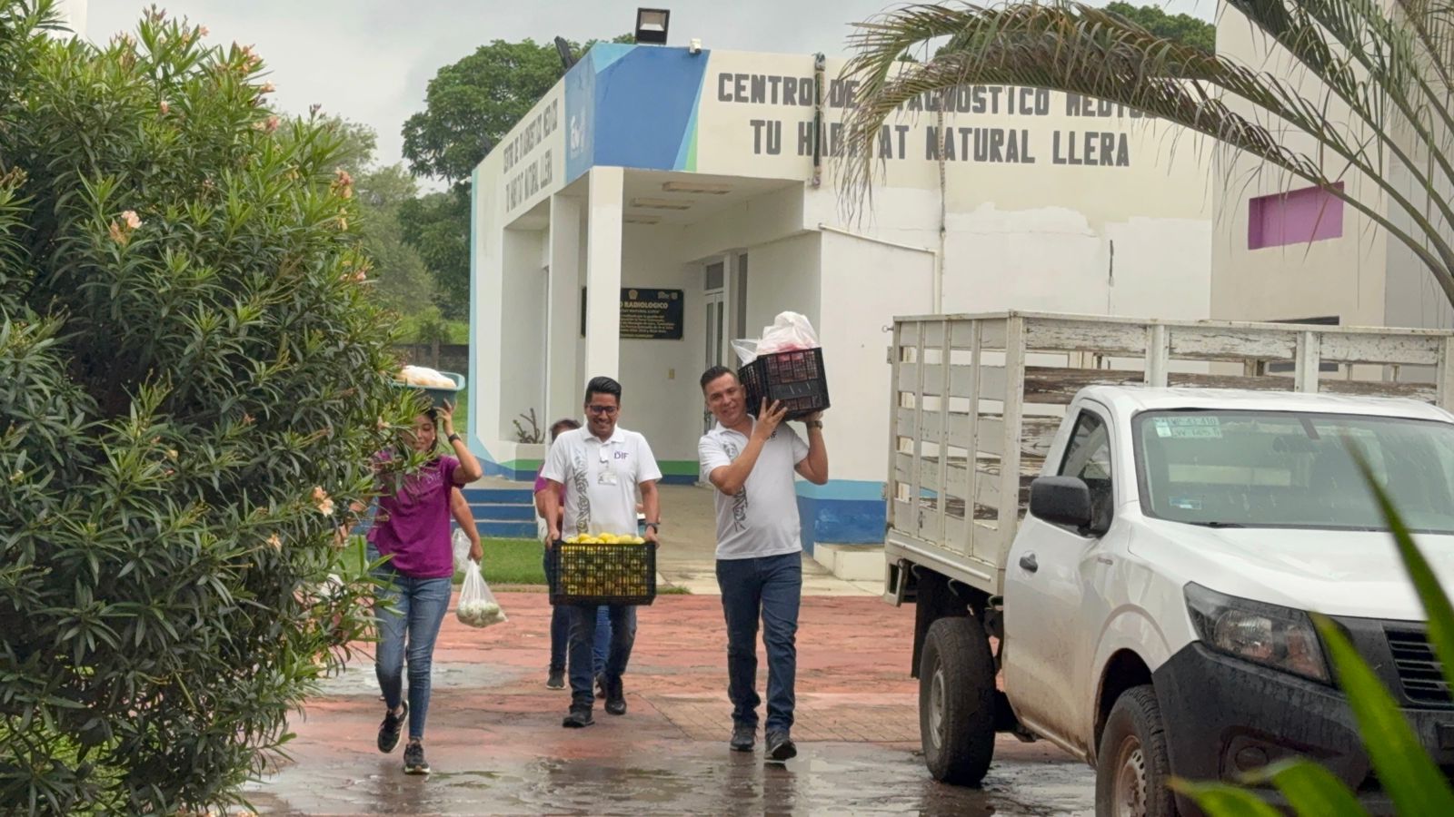 CON HUMILDAD, PERSONAL QUE TRABAJA EN DIF LLERA, PERMANECE UNIDO EN TORNO AL TRABAJO DE ATENCION A FAMILIAS DAMNIFICADAS.