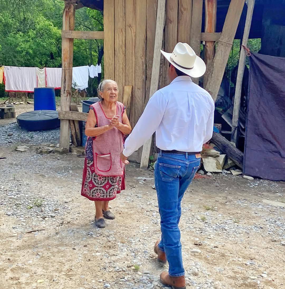 RECIBEN AYUDA DE MOISES BORJON OLVERA, FAMILIAS DEL EJIDO SAN RAMON EN LLERA.