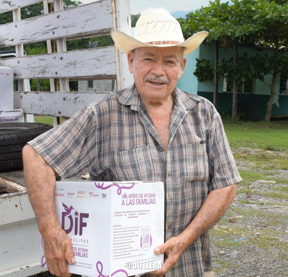 SIGUE MARIANA MEZA VILLARREAL ENTREGANDO DESPENSAS A FAMILIAS EN LLERA