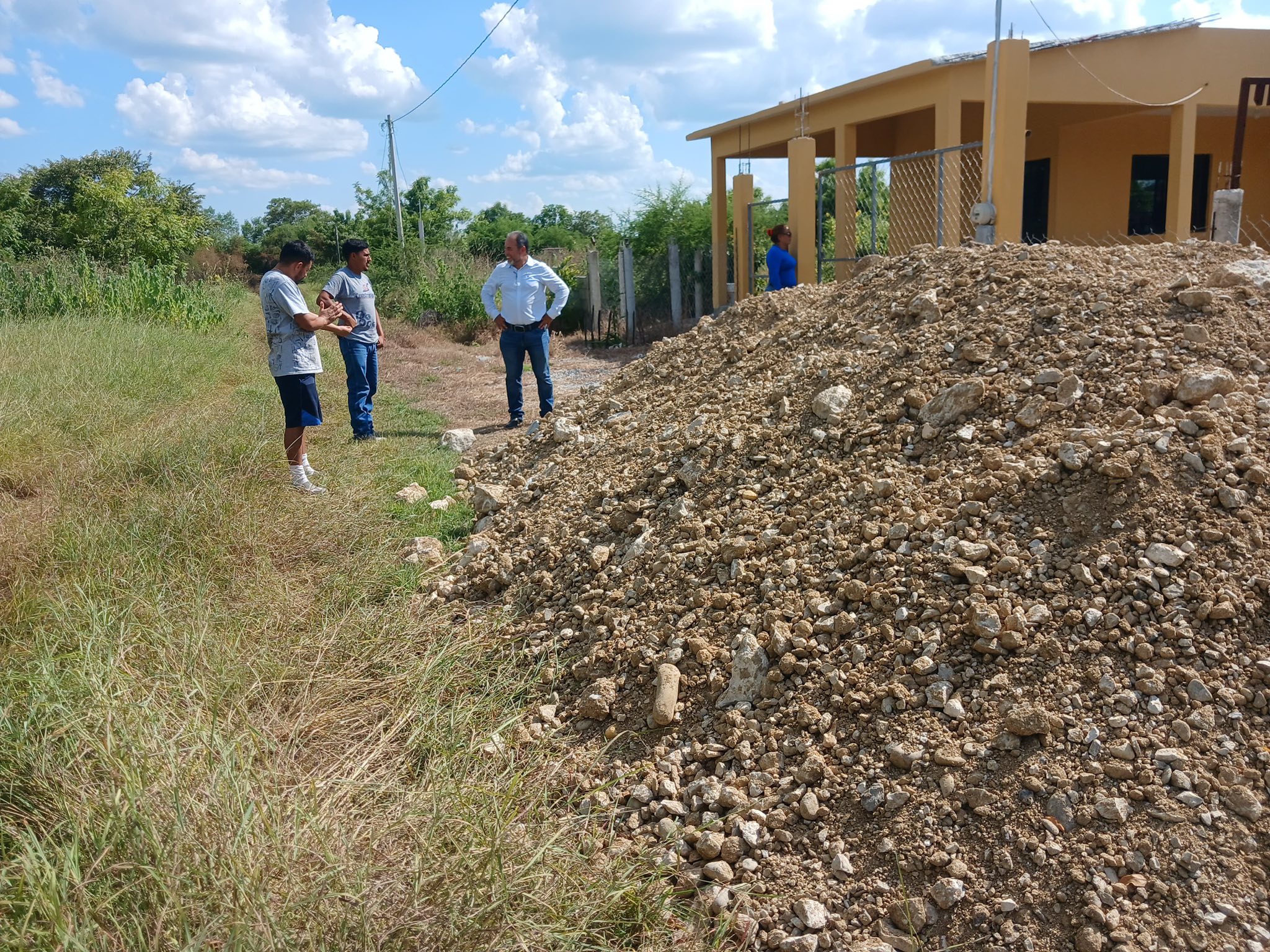 PROSIGUE FRANK DE LEON AVILA, REHABILIRANDO CALLES EN LOMA ALTA.
