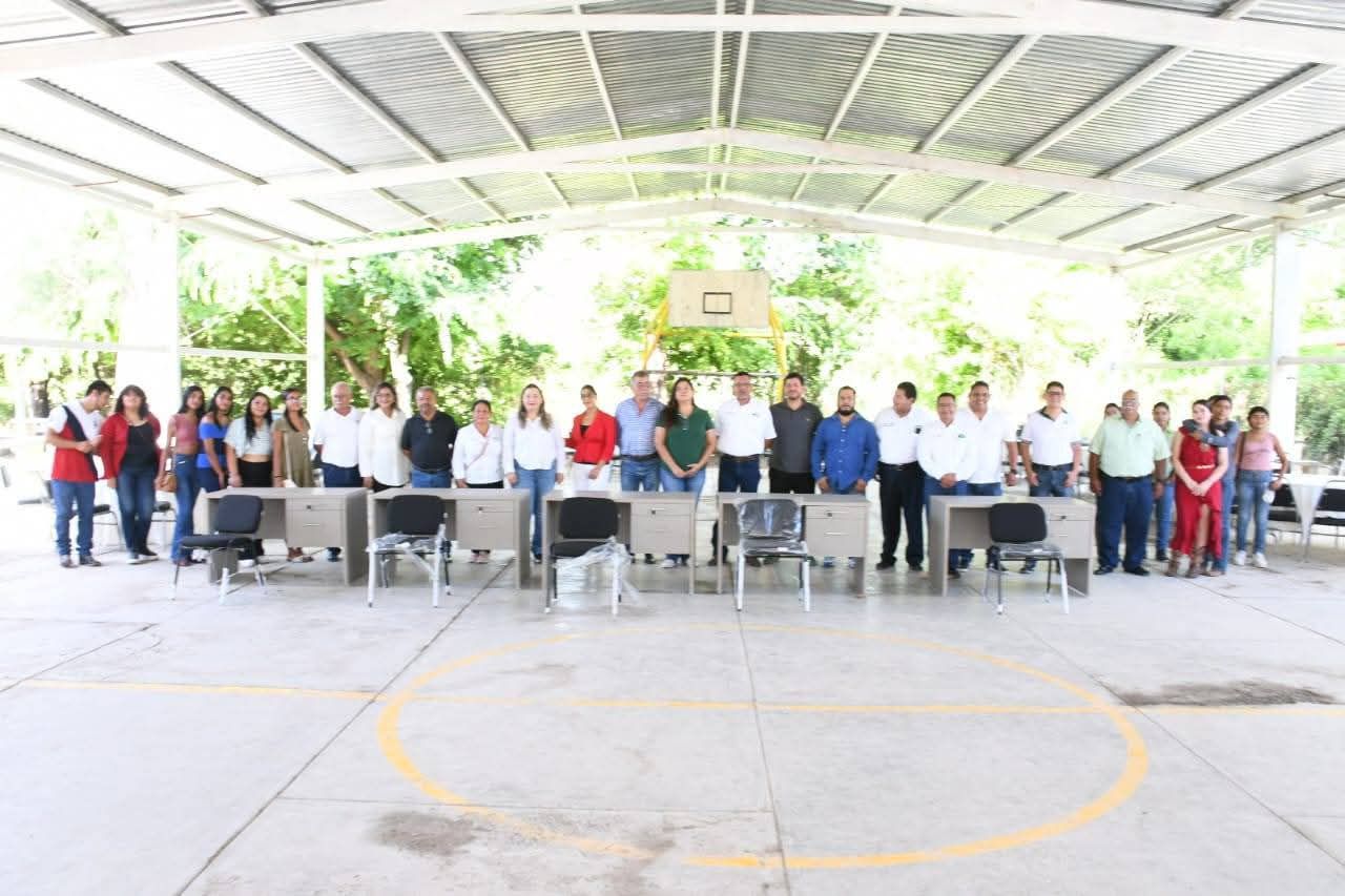 SIGUE MOISES BORJON OLVERA, EN LLERA, APOYANDO LA EDUCACION, ENTREGA ACCIONES A CBTA 83.