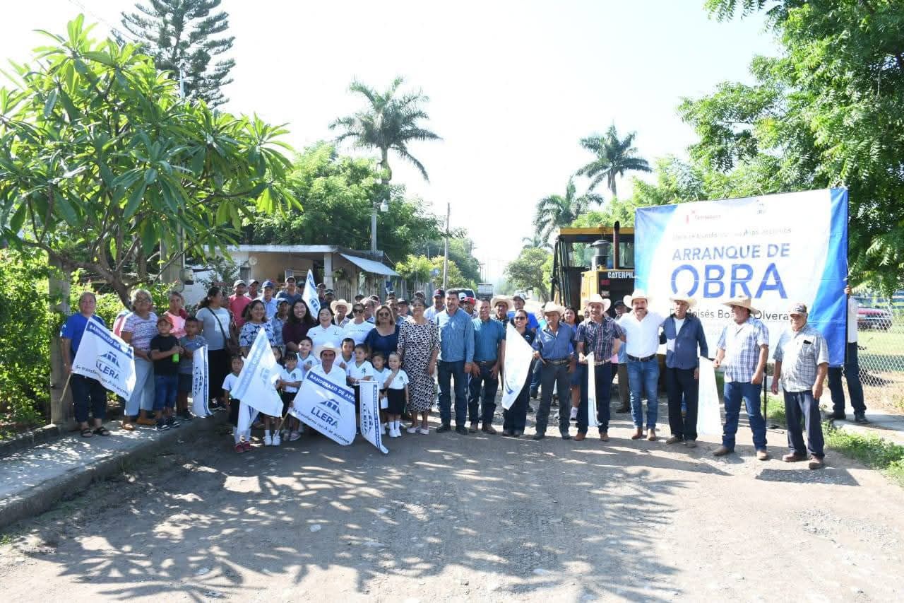 MOISES BORJON OLVERA PONE EN MARCHA LA PAVIMENTACION DE UNA CALLE EN EL EJIDO EMILIANO ZAPATA, EN LLERA-