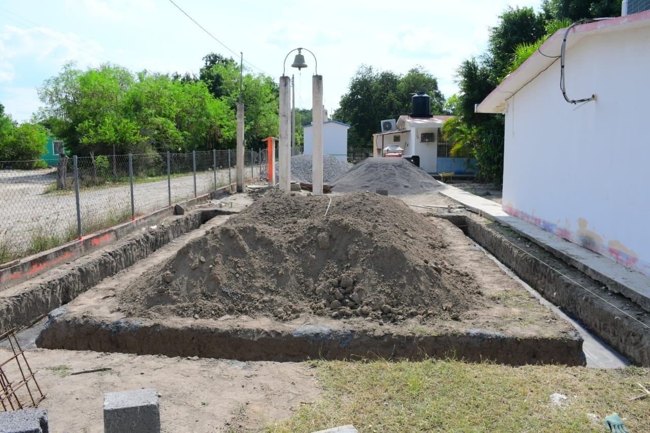 INICIAN LOS TRABAJOS DE CONSTRUCCION DE UNA AULA EN LA ESC. PRIM. LA CORREGIDORA EN EL EJIDO FCO. VILLA, EN LLERA.