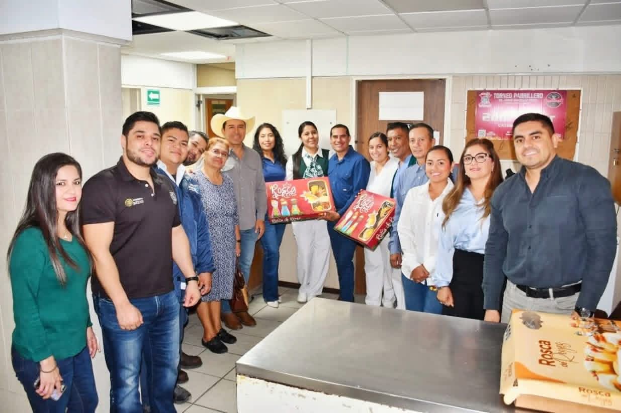 Convive con enfermeras el alcalde Moises Borjon Olver en Llera.