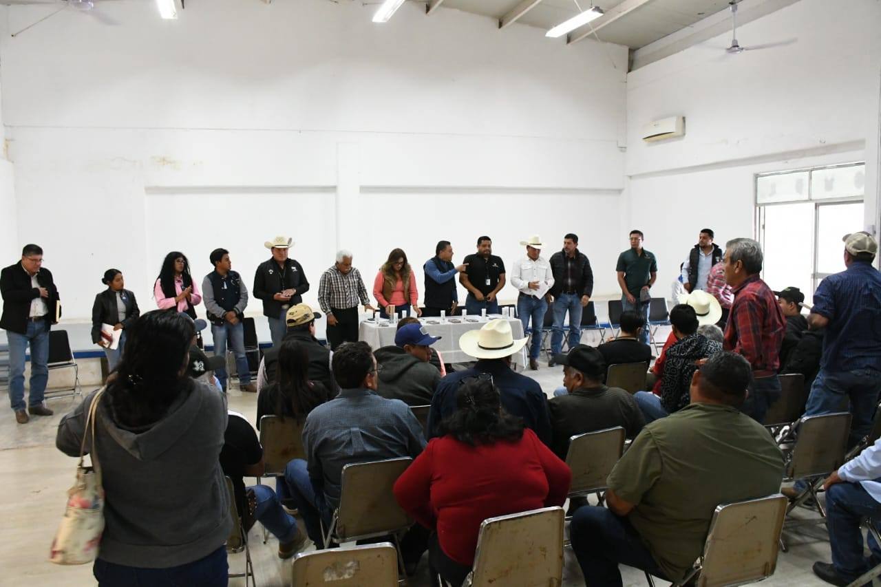 Preside Moisés Borjón Olvera, reunion informativa para la prevención del gusano barrenador en Llera.