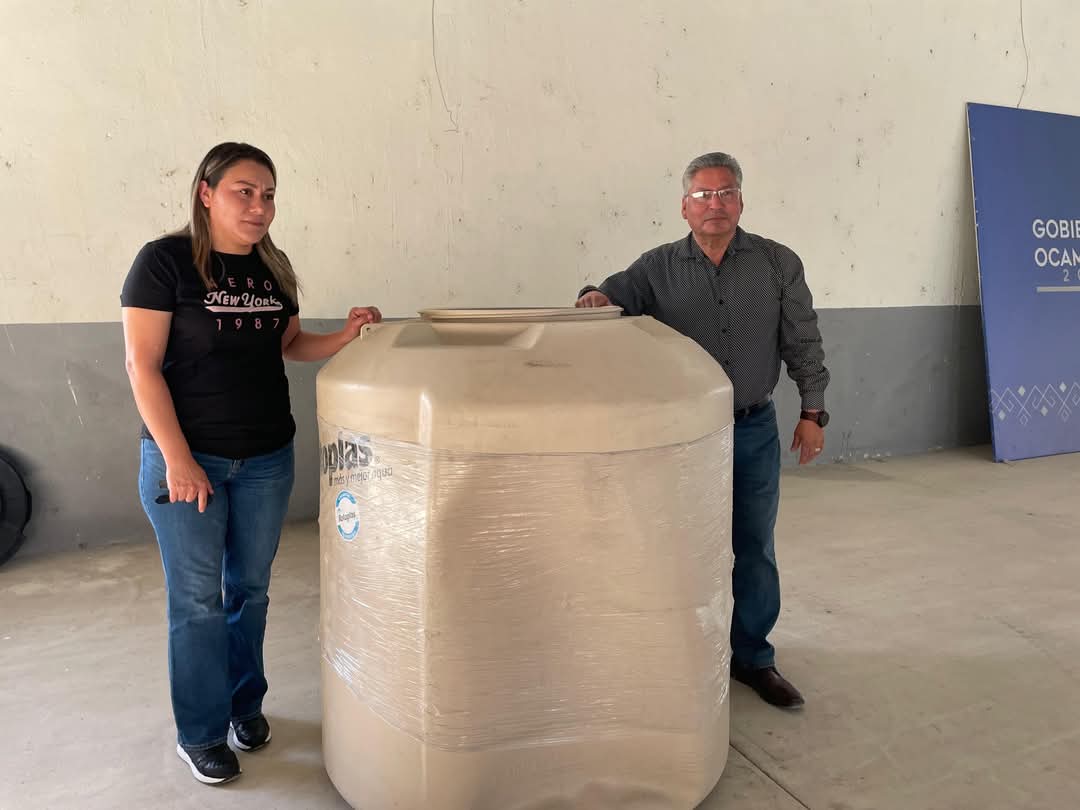 ENTREGA PRIMERA REMESA DE TINACOS A CONTRIBUYENTES DEL PREDIAL EL ALCALDE MELCHOR BUDARTH BAEZ EN OCAMPO.