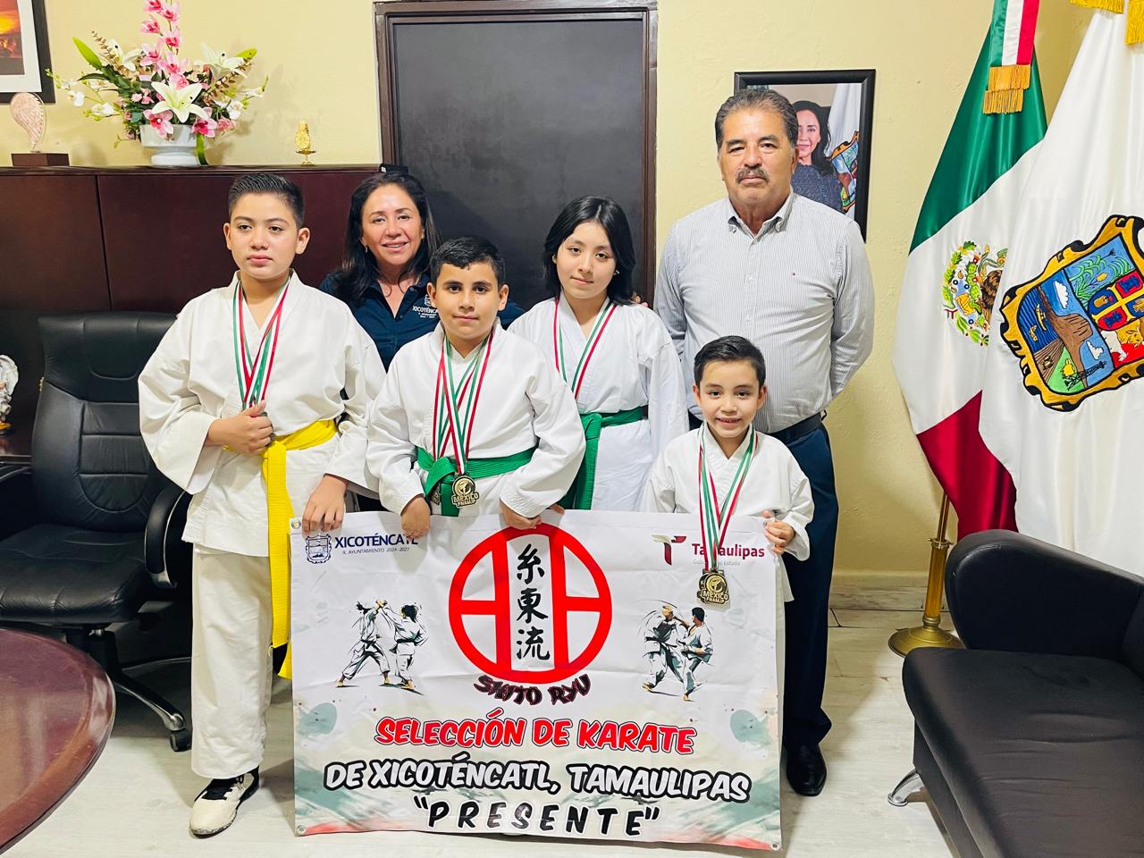 RECIBE MARIELA LOPEZ SOSA A CAMPEONES DEL KARATE.