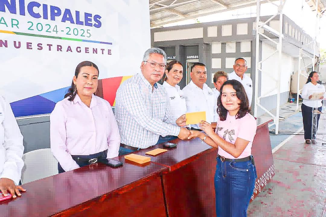MELCHOR BUDARTH BAEZ, SIGUE CUMPLIENDO CON HECHOS EL APOYO A ESTUDIANTES.