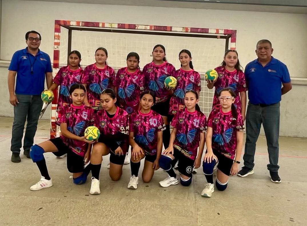 FRANK DE LEON AVILA ALCALDE DE GOMEZ FARIAS, DISFRUTA EL TRIUNFO DE LA ESCUELA PRIMARIA NORBERTO URIEGAS