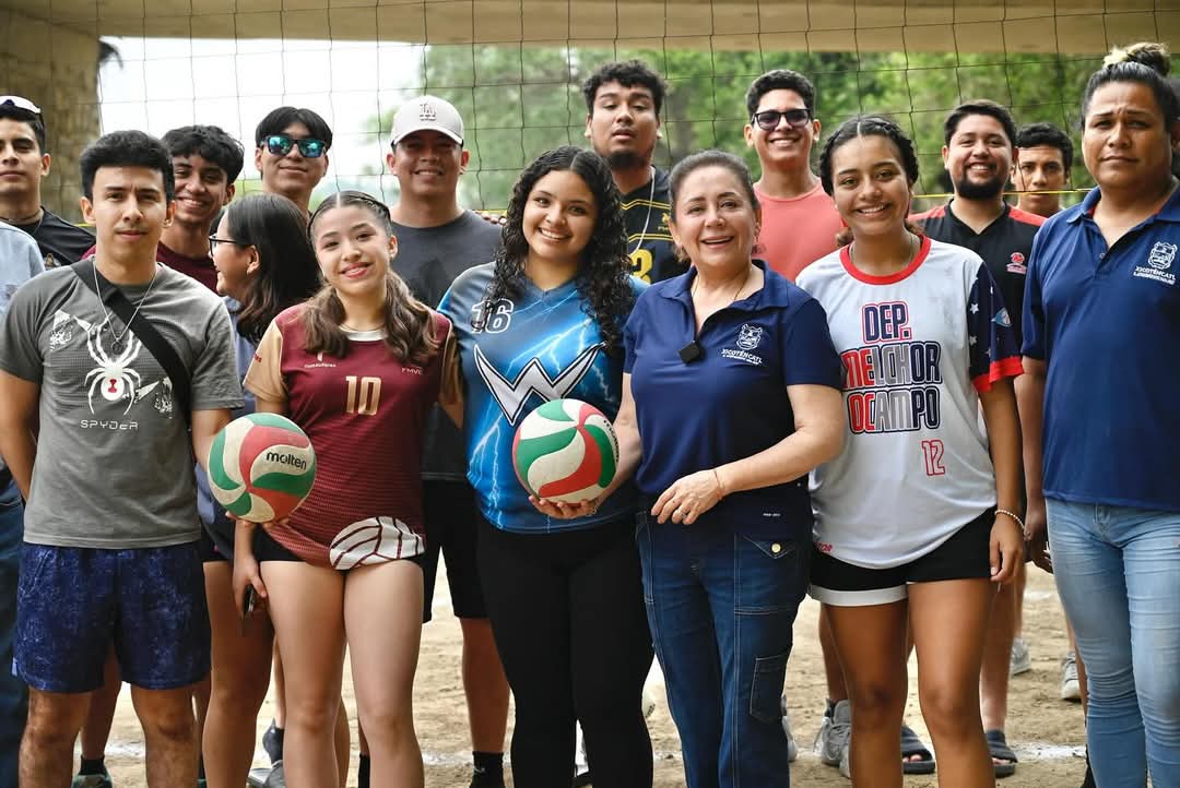 MARIELA LOPEZ SOSA, RECORRE PASEOS TURISTICOS Y CONVIVE VON LA JUVENTUD Y SALUDA A TURISTAS