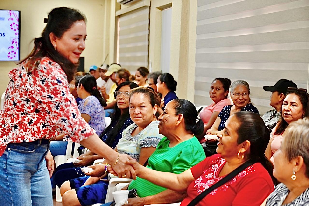 DIALOGA MARIELA LOPEZ SOSA CON DELEGADOS DE XICOTENCATL.