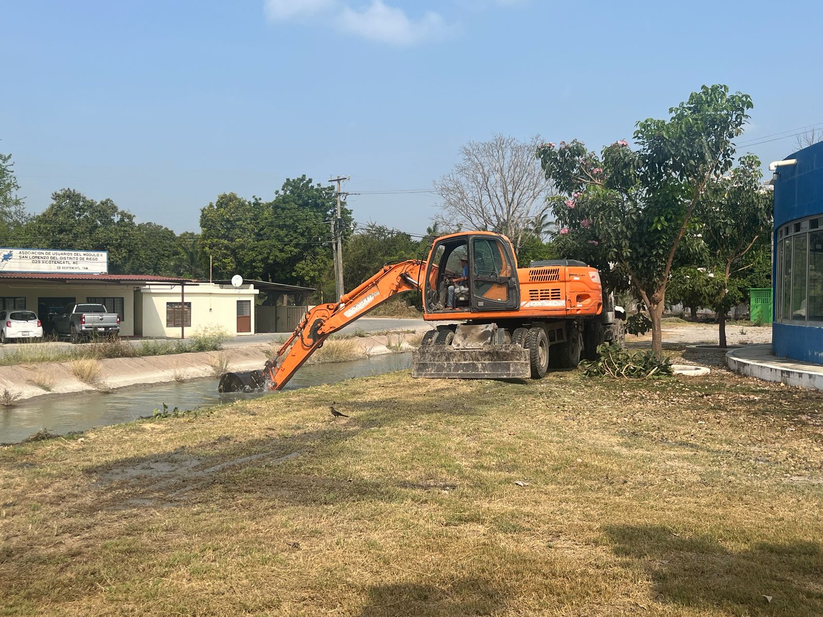 APLAUDE LA CIUDADANIA, ACCIONES DE MARIELA LOPEZ SOSA, EN LIMPIEZA DEL CANAL PRINCIPAL EN XICO
