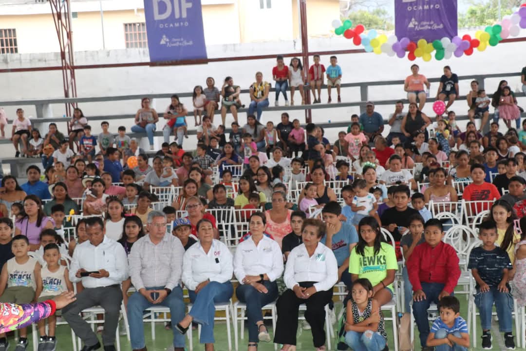 INOLVIDABLE FESTEJO DEL DIA DEL NIÑO EN OCAMPO, MARTHA Y MLECHOR CONVIVEN CON LA NIÑEZ.