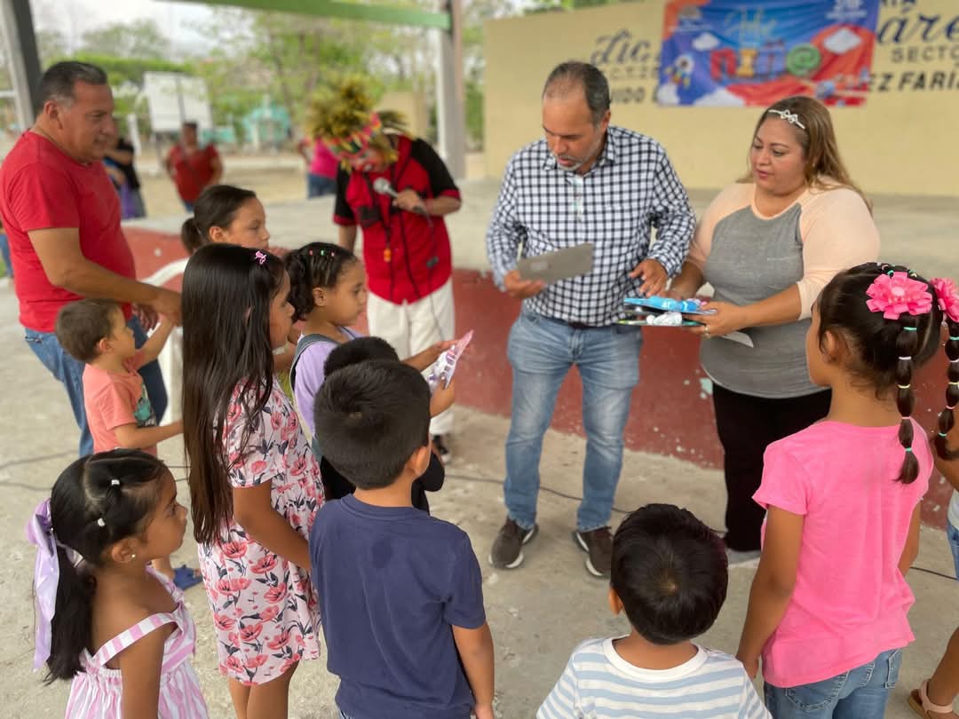 ENCABEZA FRANK DE LEON AVILA LA CARAVANA DE LA ALEGRIA A LOS NIÑOS Y NIÑAS DE GOMEZ FARIAS.