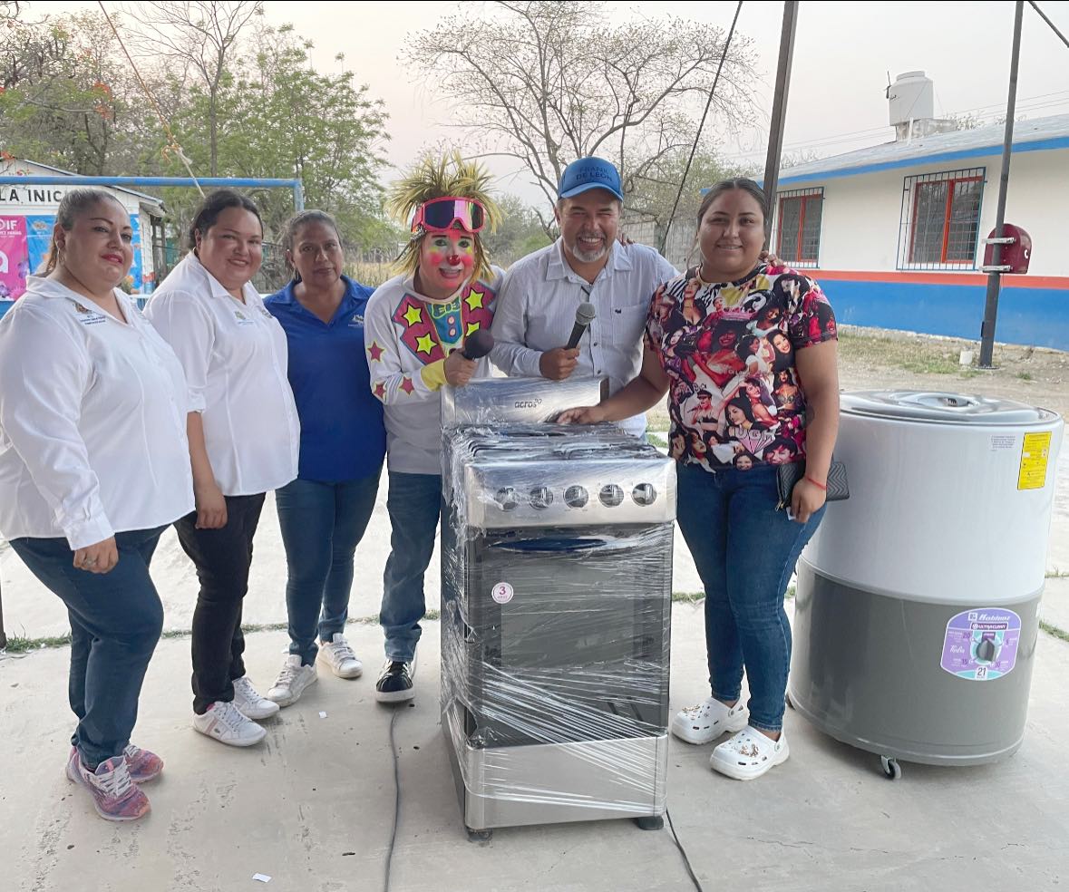 CONVIVE FRANK DE LEON AVILA, CON MAMAS DEL POBLADO 601, EN SU FESTEJO.