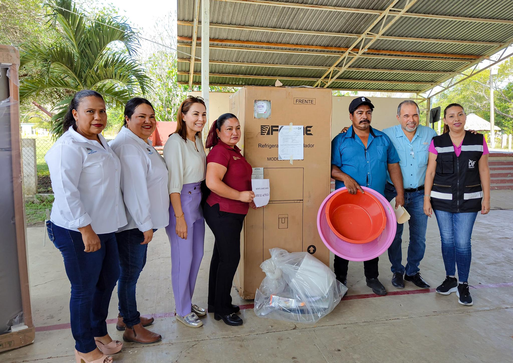 ENTREGAN FRANK DE LEON AVILA Y ALEJANDRA GARZA PACHECO, EQUIPO PARA DESAYUNOS ESCOLARES A ESCUELA DEL EJIDO SABINAS