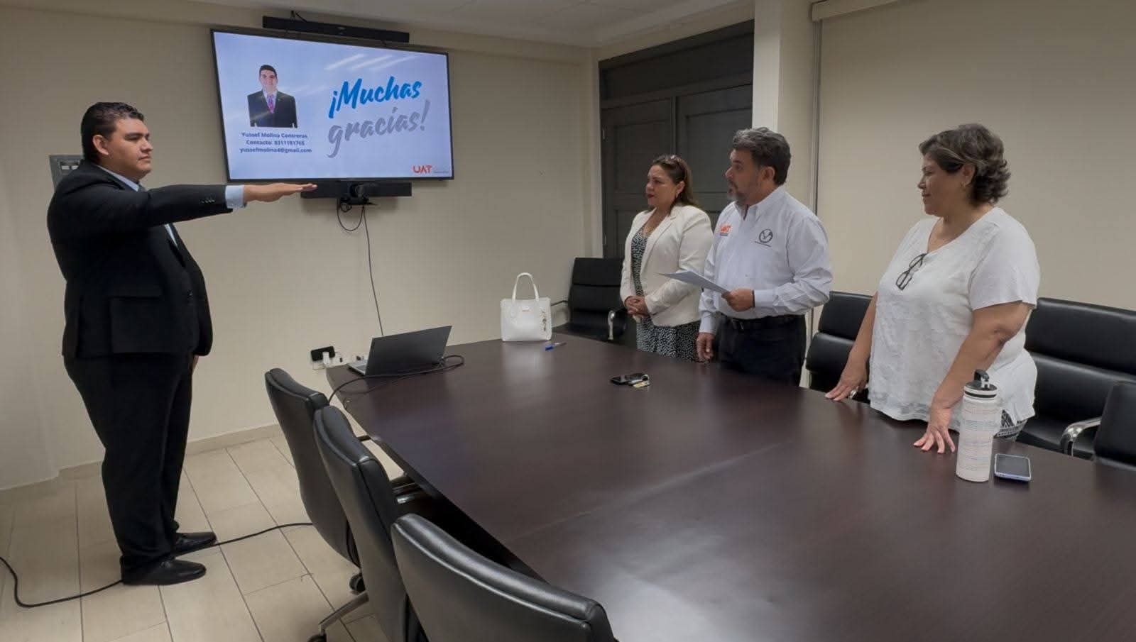 POR UNANINIDAD, APRUEBA SU EXAMEN PROFESIONAL EL LIC. YUSSEF MOLINA CONTRERAS.