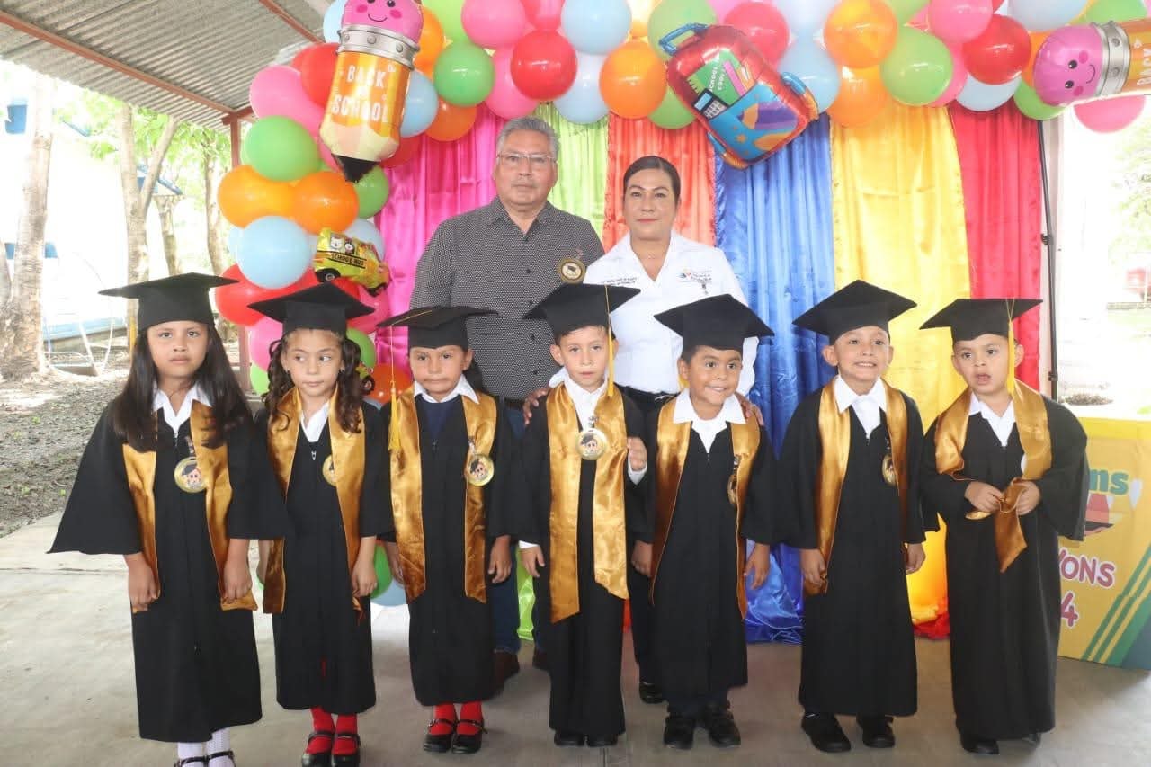 MARTHA URESTI DE BUDARTH, APADRINA AL KINDER «NIÑOS HEROES EN OCAMPO.