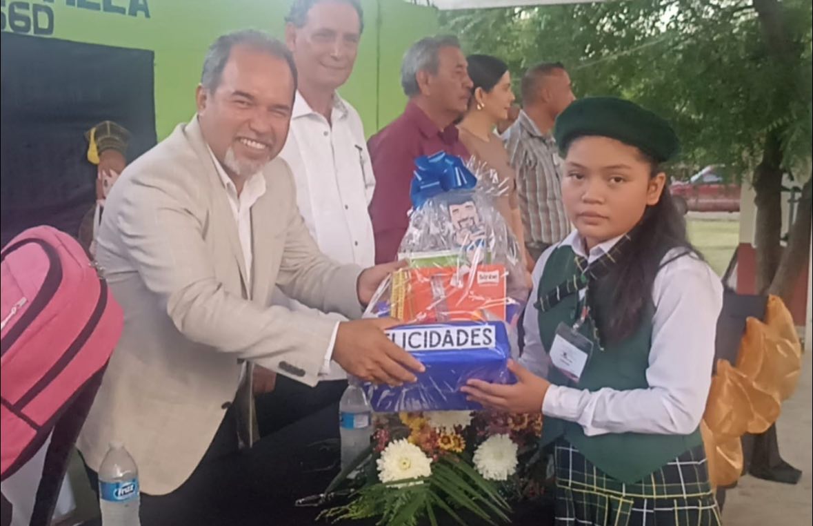 EN SAN PEDRITO, ALCALDE FRANK DE LEON AVILA, ASISTE COMO INVITADO A LA GRADUACION DE LA ESCUELA PRIMARIA GRAL. FRANCISCO VILLA.