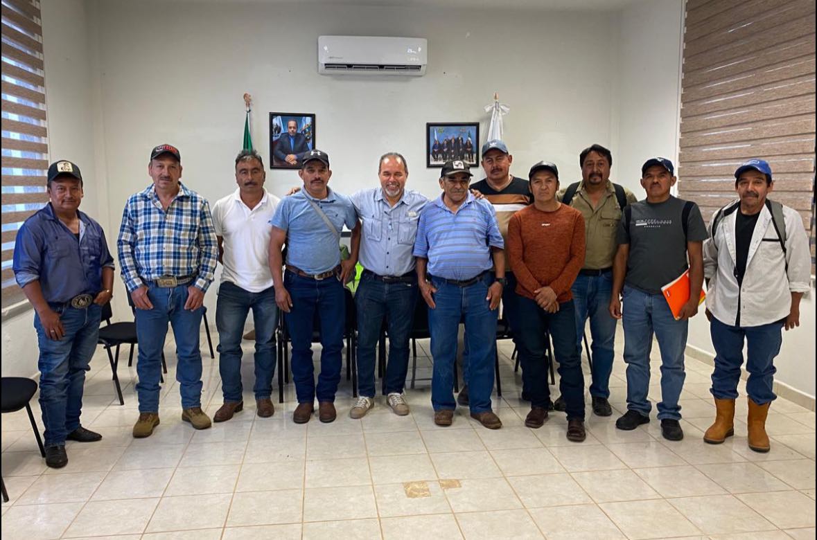 ALCALDE FRANK DE LEON AVILA, SE REUNE CON HABITANTES DE ALTACIMA, EN GOMEZ FARIAS.