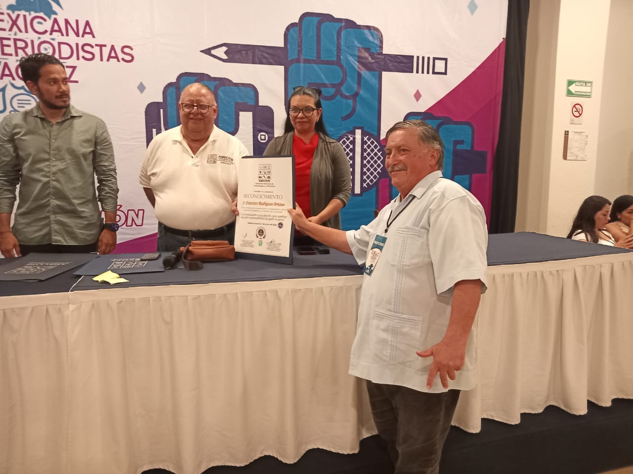 RECONOCEN LA TRAYECTORIA PERIODISTICA DE FRANCISCO BRIONES POR 35 AÑOS DE PERIODISMO ACTIVO.