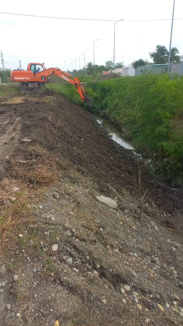 Continúan trabajos de limpieza y desazolve de drenes pluviales en Xicoténcatl para prevenir inundaciones