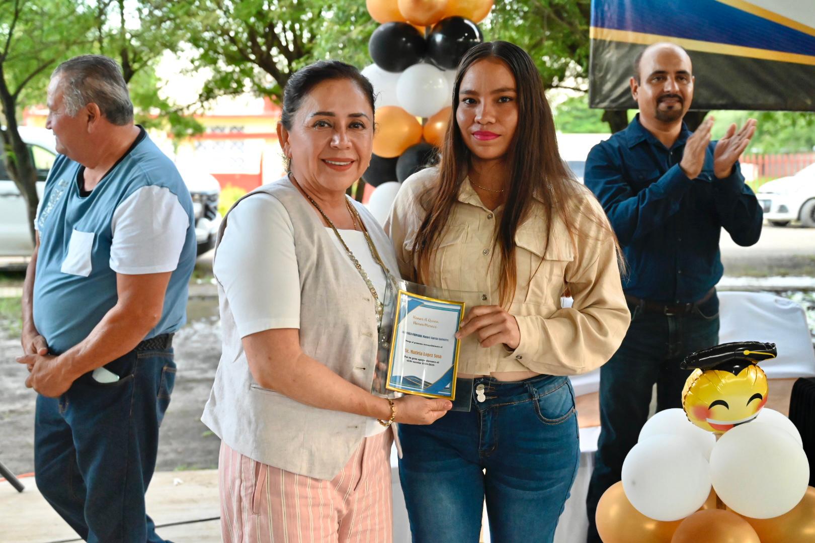 Mariela López Sosa, madrina de generación en la Escuela Primaria “Manuel García Gutiérrez”