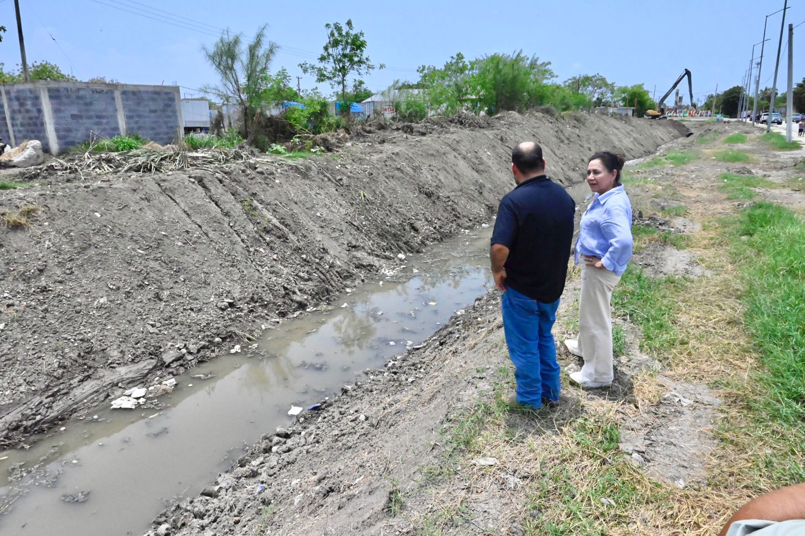 Supervisa la alcaldesa Mariela López Sosa trabajos de limpieza y ampliación del dren pluvial principal en Xicoténcatl