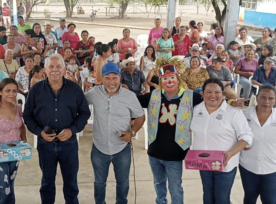 EN EL EJIDO GUADALUPE VICTORIA, FRANK DE LEON, RECONOCE LA IMPORTANCIA DE LA FAMILIA.