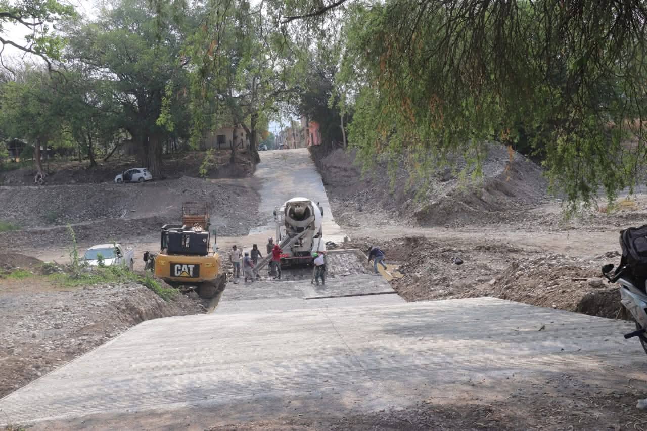 Supervisa Melchor Budarth Báez, la construcción del puente  de la Calle Emiliano Zapata
