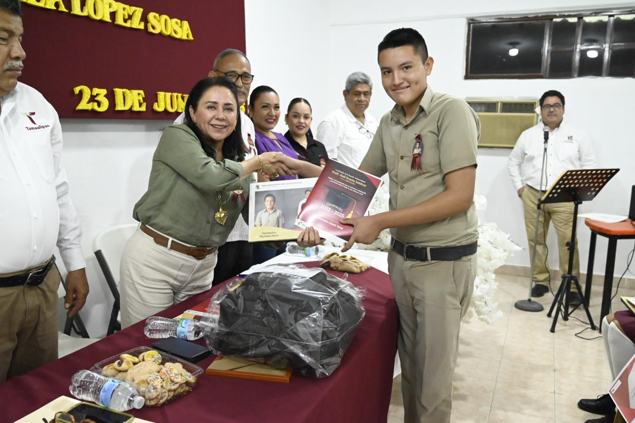 Mariela López Sosa apadrina generación 2022–2025 de la Telesecundaria “Profr. Raúl Acosta Saldívar” en el Ejido Zapata