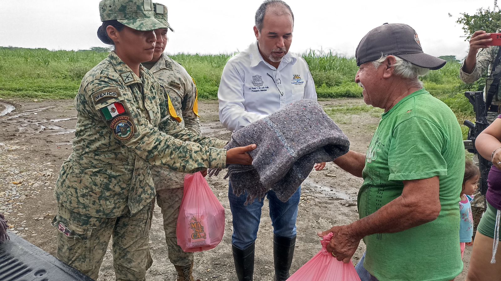 RESPONDE FRANK DE LEON AVILA, ANTE LAS NECESIDADES DE LAS FAMILIAS DE GOMEZ FARIAS.