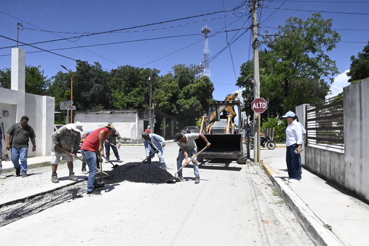 Inicia programa de bacheo en Xicotencatl, tras lluvias por la tormenta Barry.