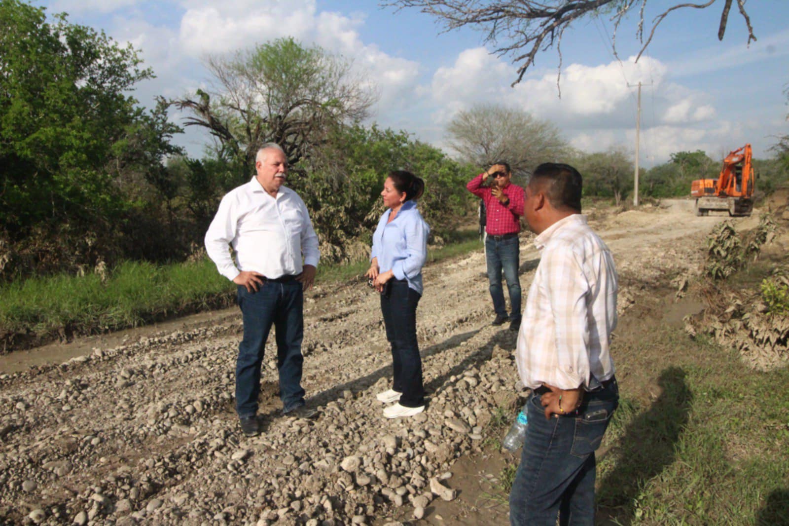 Mariela López Sosa y el Truko Verástegui, recorren comunidades rurales afectadas por Barry