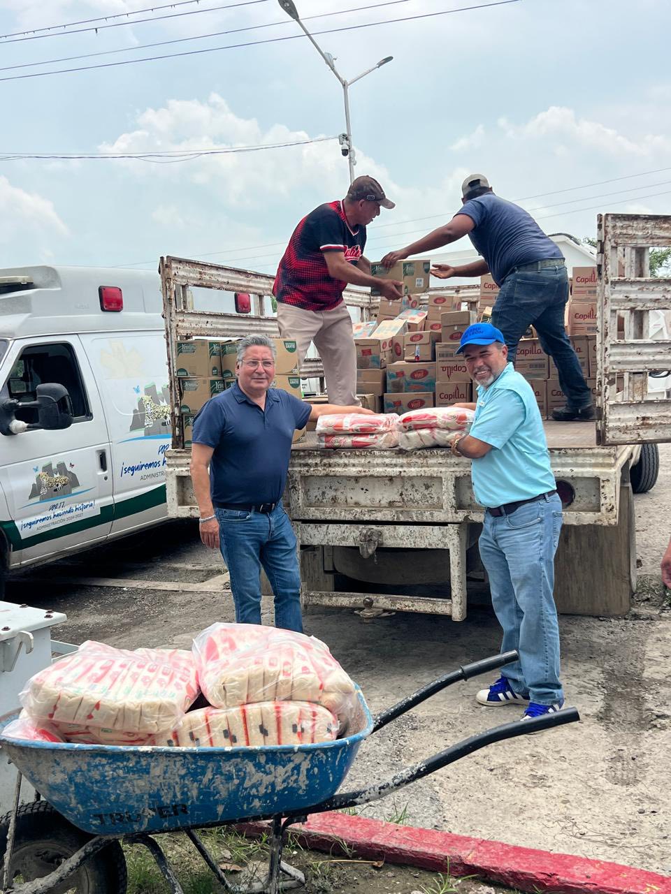 ENTREGA MELCHOR BUDARTH BAEZ, A NOMBRE DE OCAMPO, APOYOS A FAMILIAS DAÑADAS POR LA TORMENTA BARRY, EN GOMEZ FARIAS.