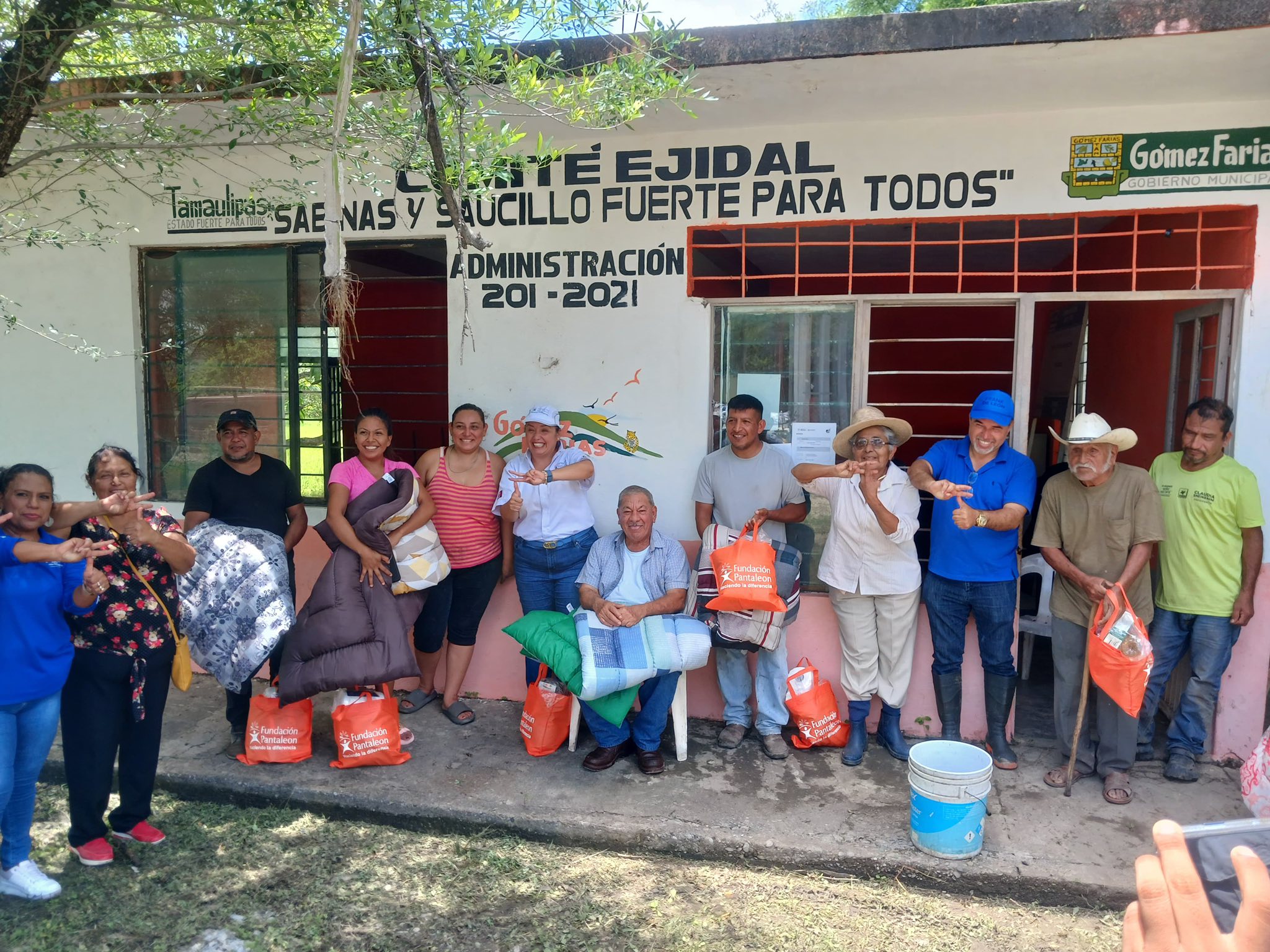 RECONOCE FRANK DE LEON AVILA, APOYO DE LA FUNDACION PANTALEON, A FAMILIAS AFECTADAS POR BARRY, EN GOMEZ FARIAS