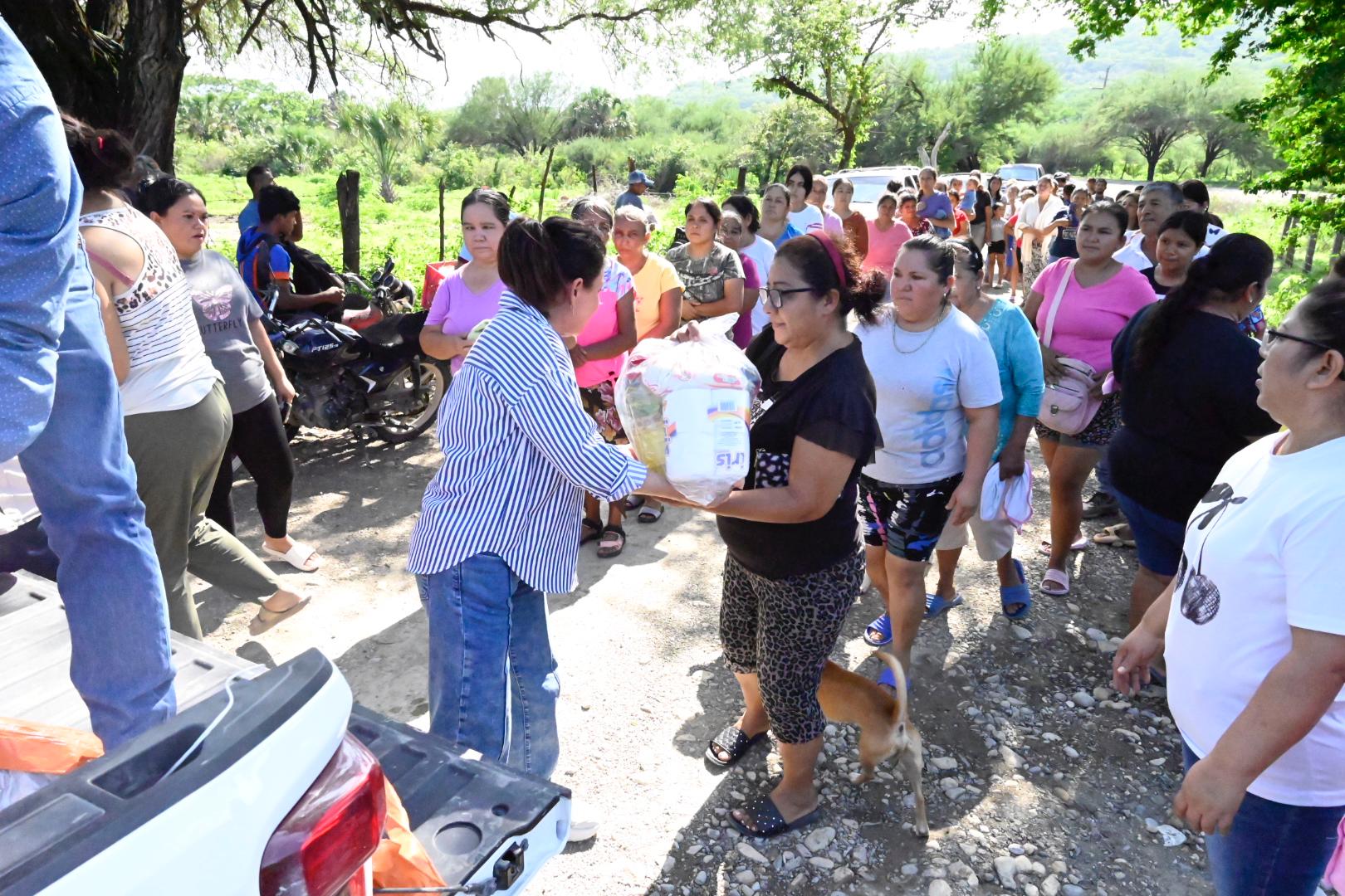 Mariela López Sosa entrega apoyos a familias damnificadas por lluvias en comunidades de Xicoténcatl