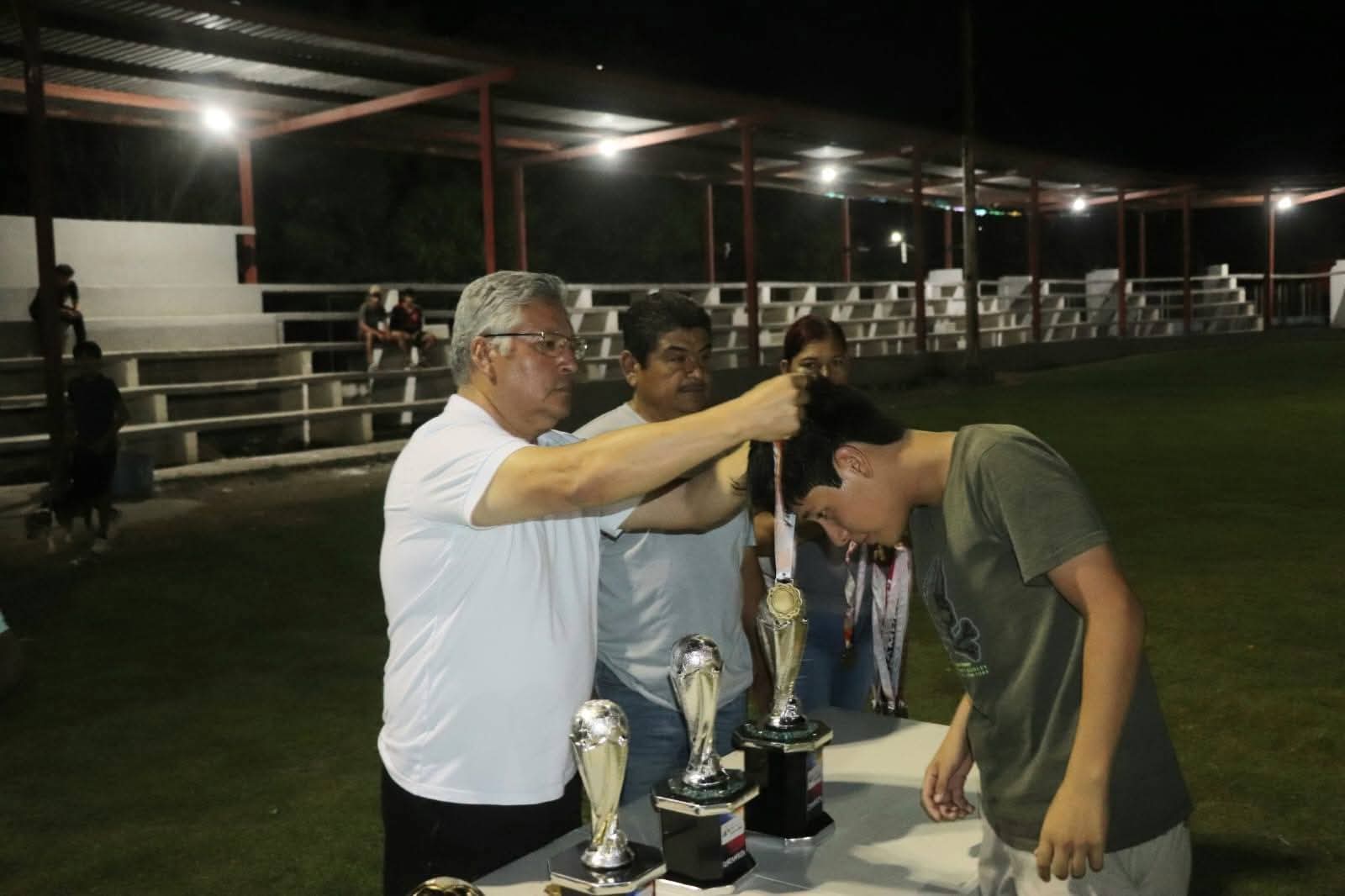 PREMIA MELCHOR BUDARTH BAEZ, A CAMPEONES DEL FÚTBOL EN OCAMPO.