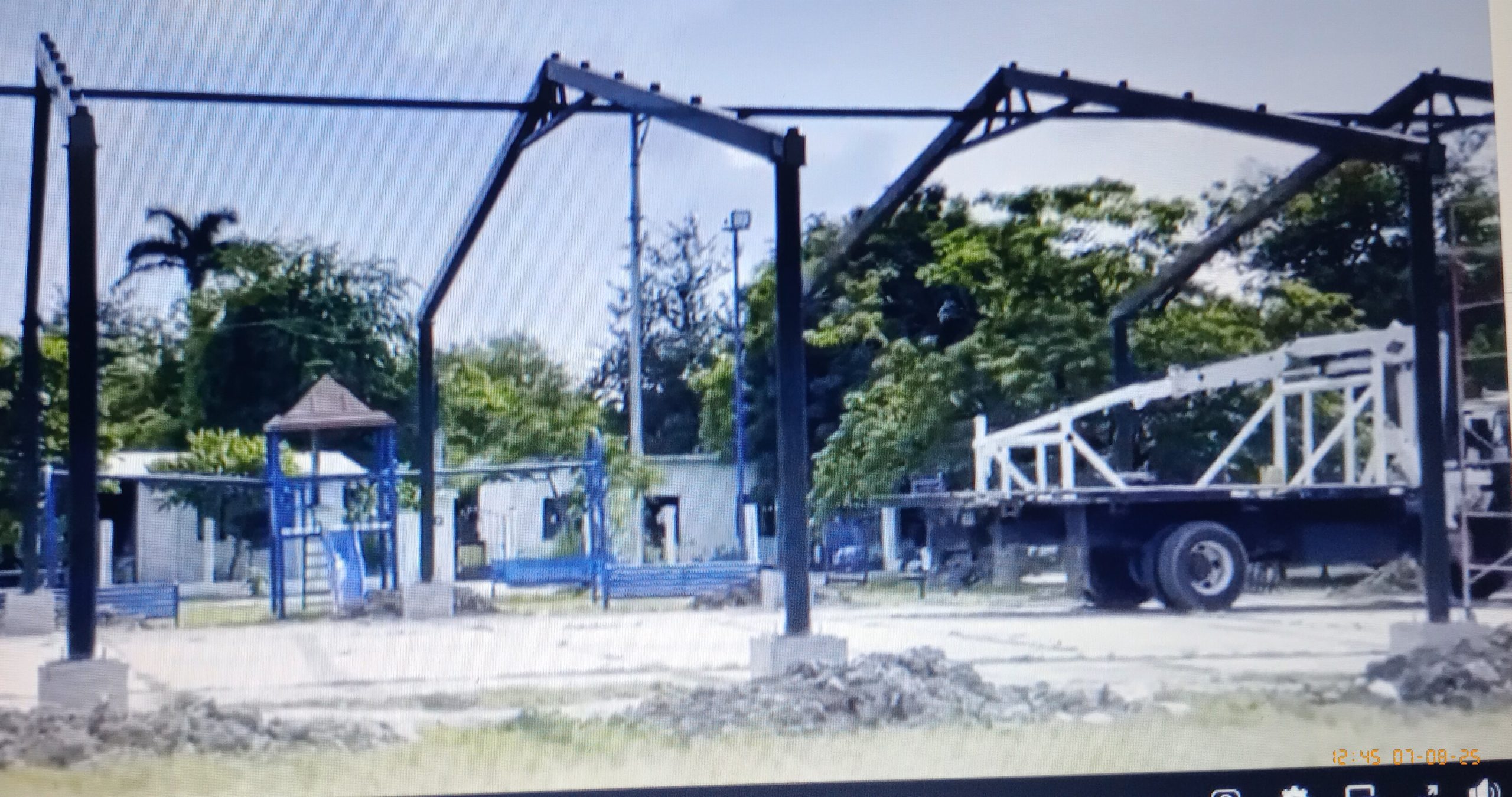 La construcción del Techado de la cancha del poblado 601 en Gómez Farías, una acción más de Frank de Le