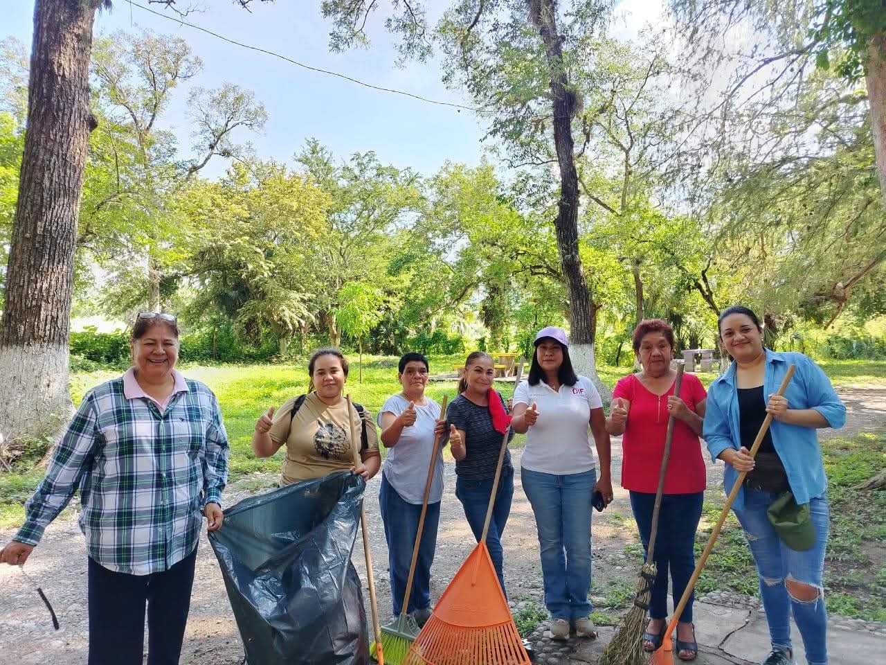 MARTHA URESTI DE BUDARTH COORDINA JORNADA DE LIMPIEZA EN EL PASEO LA ALBERCA EN OCAMPO