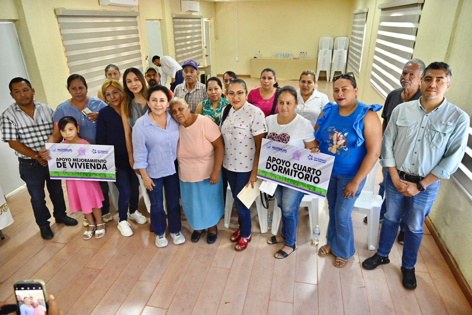 MARIELA LOPEZ SOSA ENTREGA CUARTOS DOMITORIOS Y APOYOS EN VIVIENDA EN XICOTENCATL.
