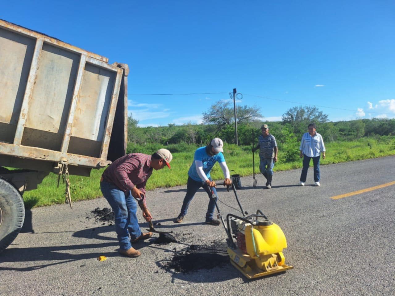 INICIA MARIELA LOPEZ SOSA, BACHEO EN LA CARRETERA CALLES-XICOTENCATL.