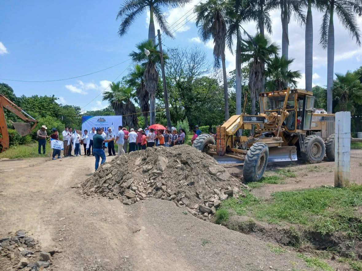 FAMILIAS DEL EJIDO OJO DE AGUA DE GOMEZ FARIAS, AGRADECEN ACCIONES DEL ALCALDE FRANK DE LEON AVILA.